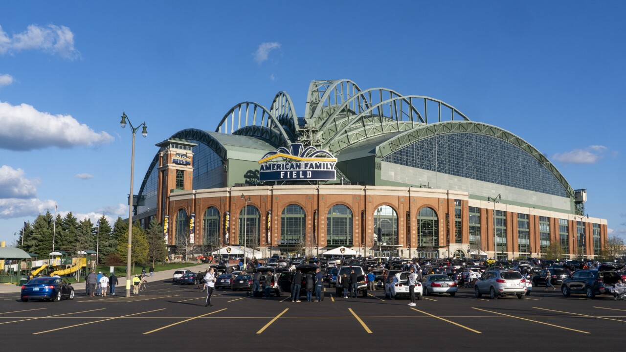 Royals' Dominant 11-1 Victory In Brewers' Home Opener