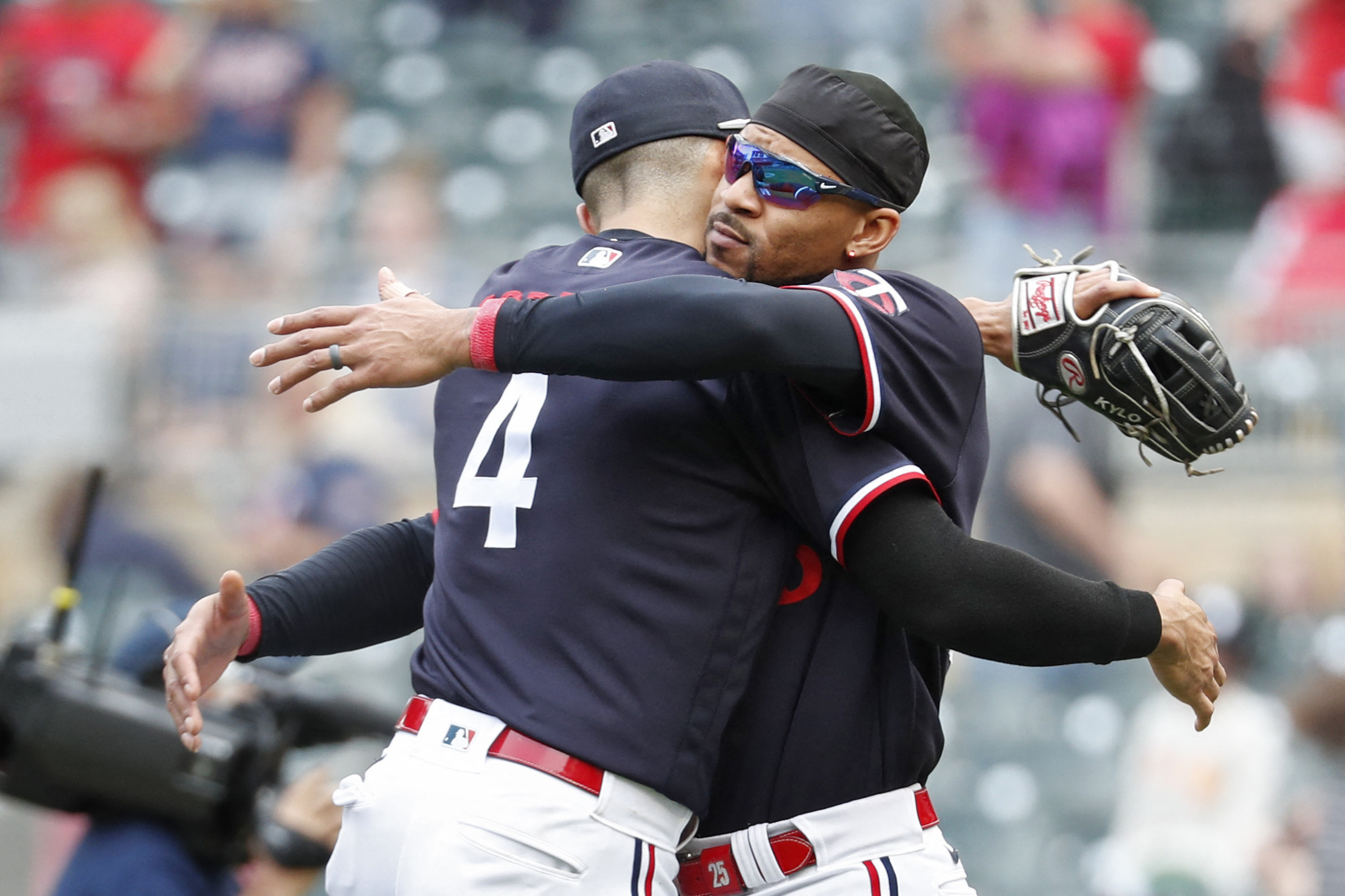 Walk-Off Bunt Gives Brewers Victory Over Royals In 11-Inning Game